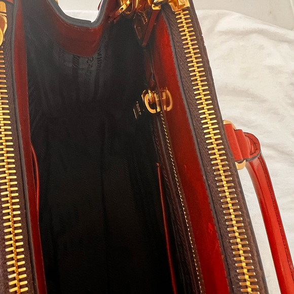 Large Galleria Patent Leather Bag in gradient burnt orange w/ gold tone hardware - Picture 9 of 15